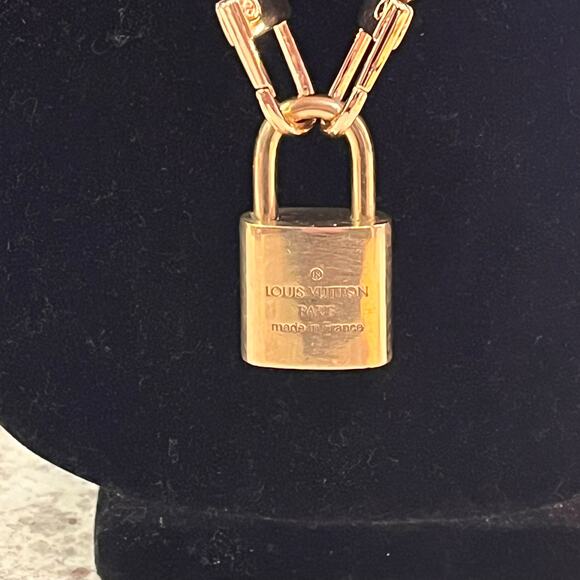 Louis Vuitton Lock #339 on Chunky Necklace Chain 24” - Picture 4 of 5
